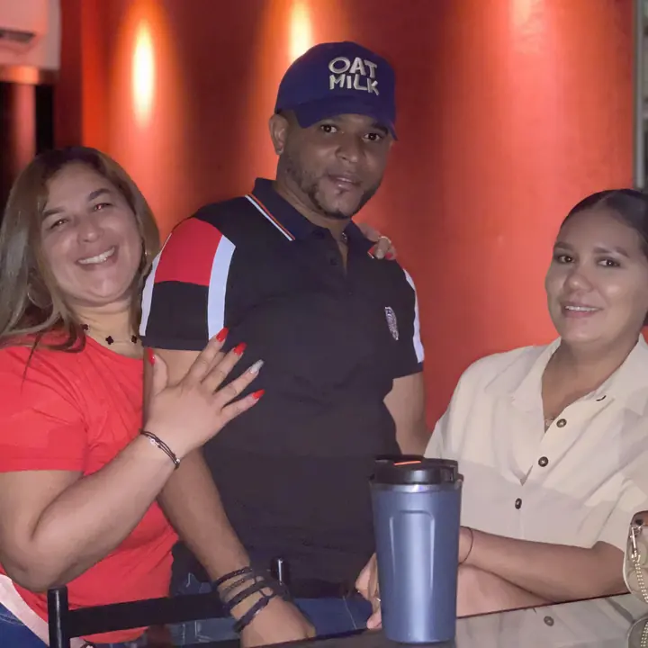 Cuatro clientes riéndose en la barra