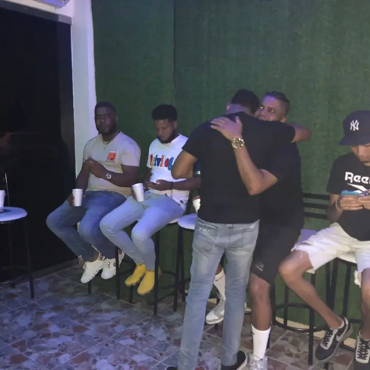 Un grupo de amigos en las banquetas del bar