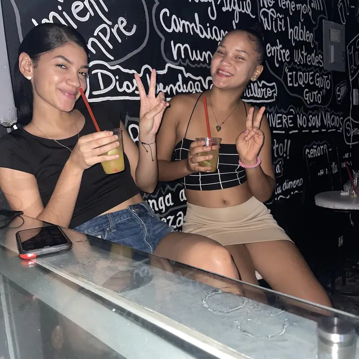 Dos amigas brindando con sus tragos