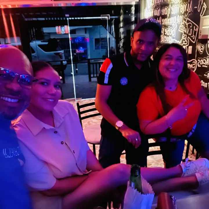 Un grupo apiñado para la foto en el bar